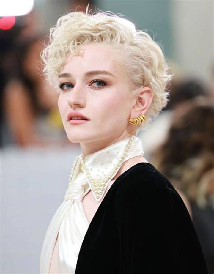 Does Julia Garner have an accent? Why does Julia Garner talk like that?